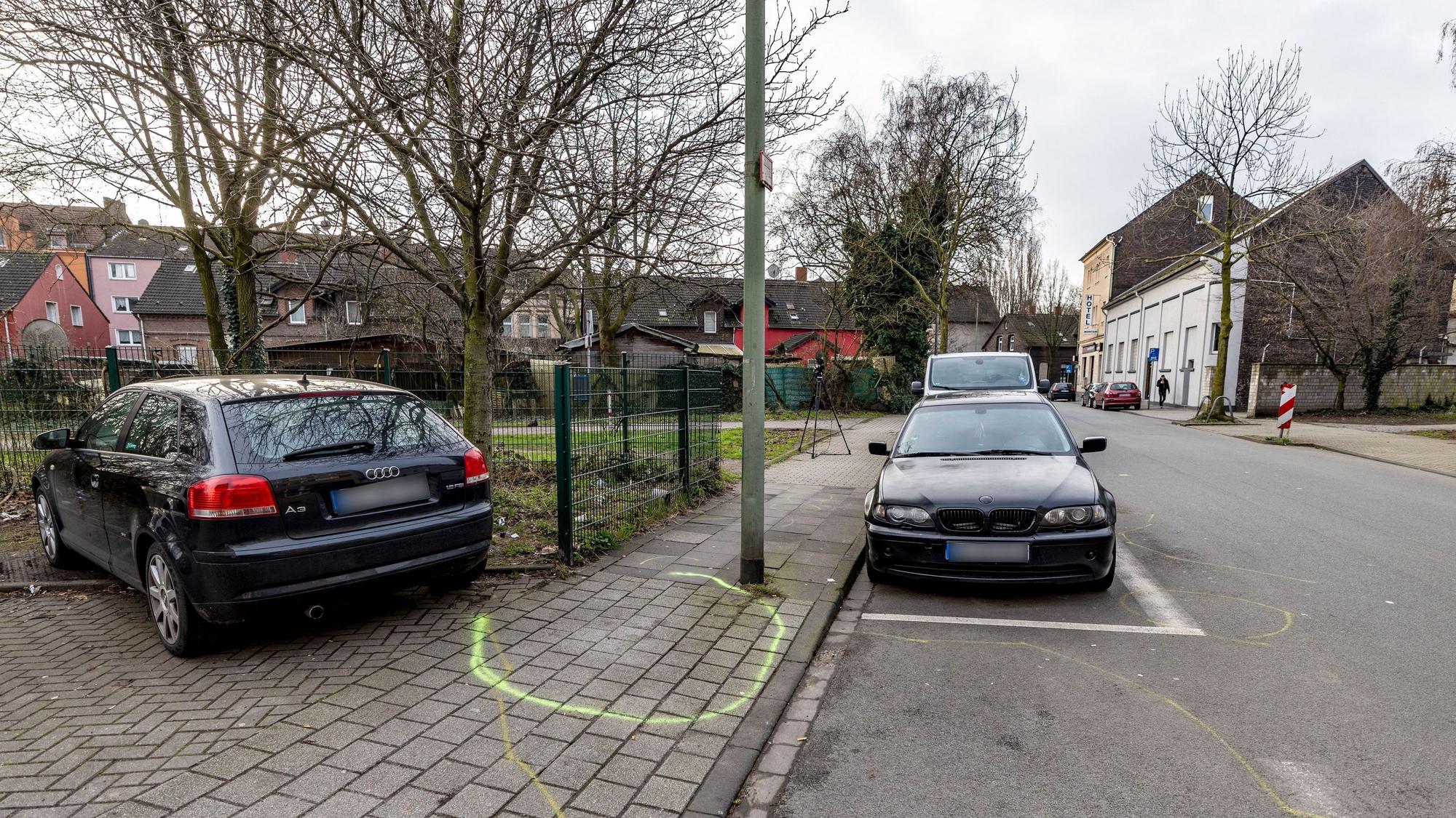 Duisburg: Der Tatort ohne Kerzen oder Blumen, nur noch die gelben Markierungen der Polizei erinnern an den Messerangriff auf zwei Kinder am Vortag. Zwei neun und zehn Jahre alte Schulkinder waren am Mittwoch in Duisburg nach Angaben der Ermittler schwer verletzt worden - das Motiv des mutmaßlichen Täters blieb zunächst rätselhaft.