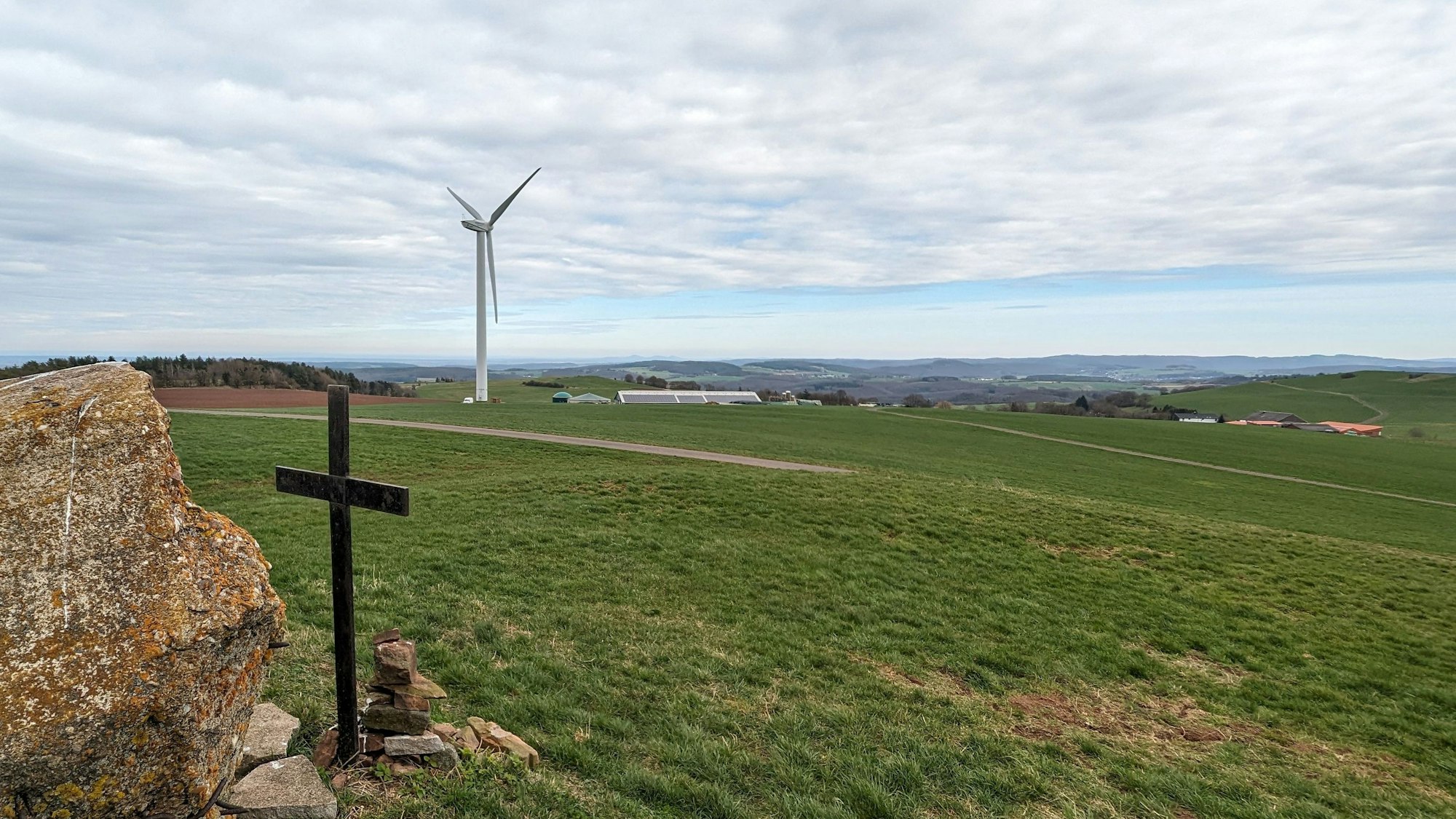 Blick vom Pflugberg in Richtung Siebengebirge und in die Köln-Bonner Bucht. Das Kreuz links steht an den Resten eines Flakbunkers.