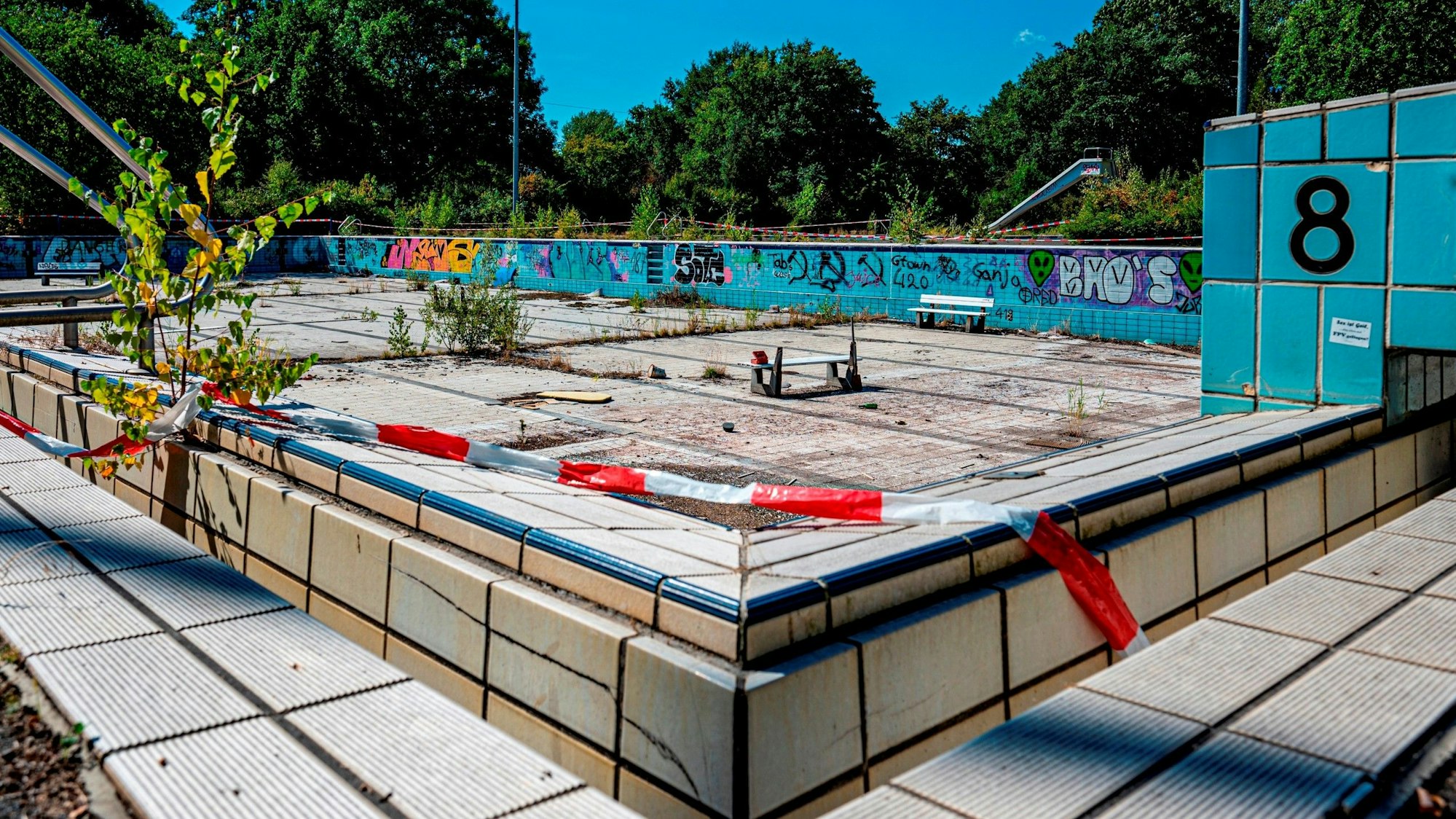 Foto eines heruntergekommenen Freibadbeckens