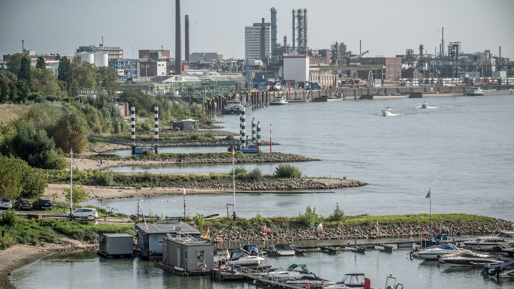 Blick vom Rheinufer auf den Chempark Leverkusen