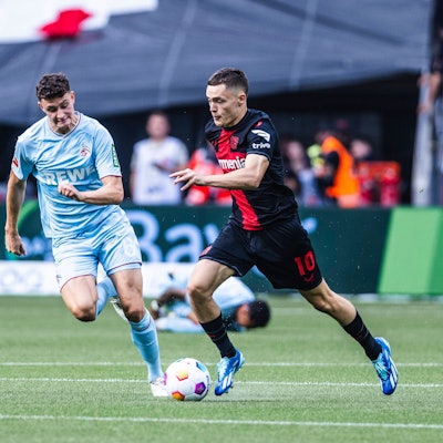 Leverkusens Florian Wirtz im Hinspiel im Oktober 2023 gegen Kölns Eric Martel.