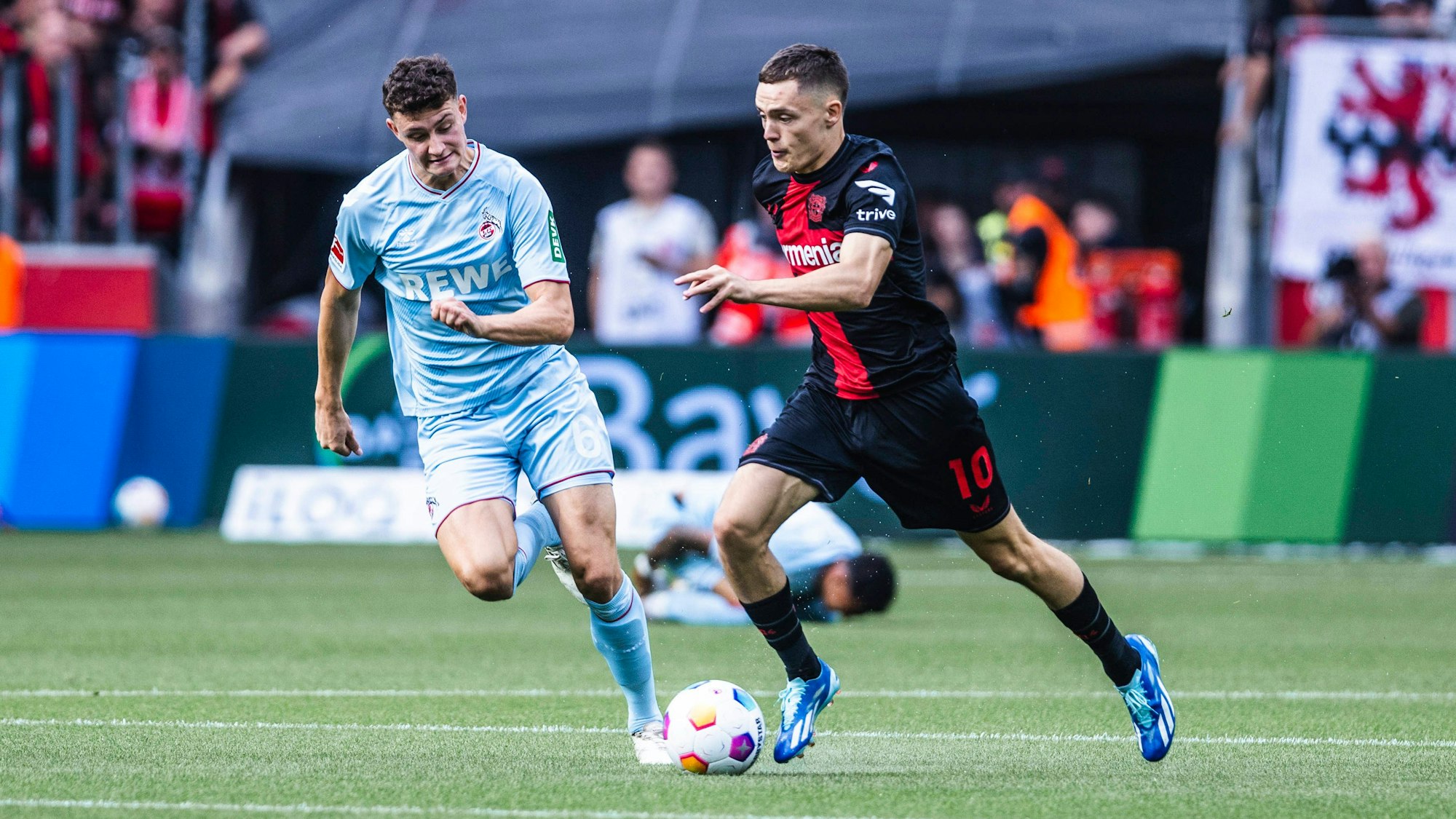 Leverkusens Florian Wirtz im Hinspiel im Oktober 2023 gegen Kölns Eric Martel.