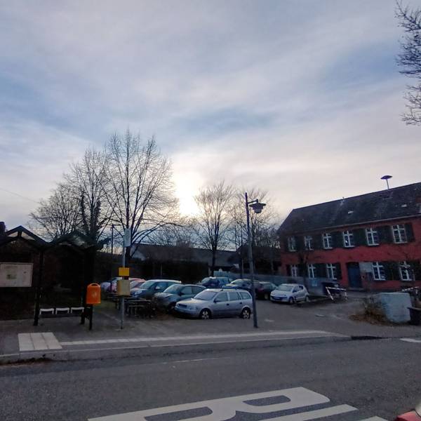 Gebäude und ein Parkplatz