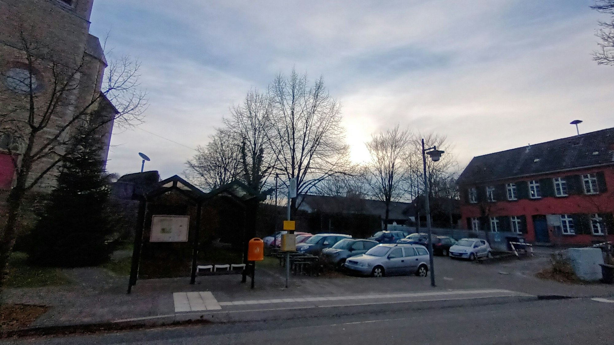 Gebäude und ein Parkplatz