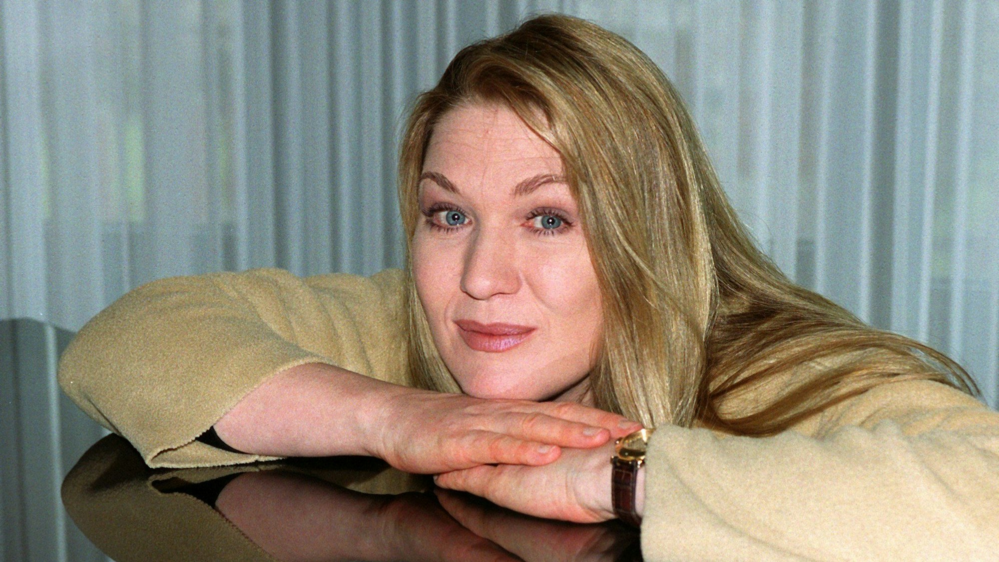 Juliane Werding posiert auf ein Klavier gestützt bei einem Fototermin in Berlin.