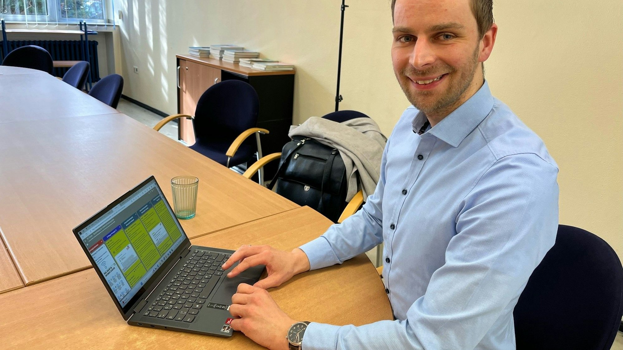 Ein Mann sitzt vor einem Laptop