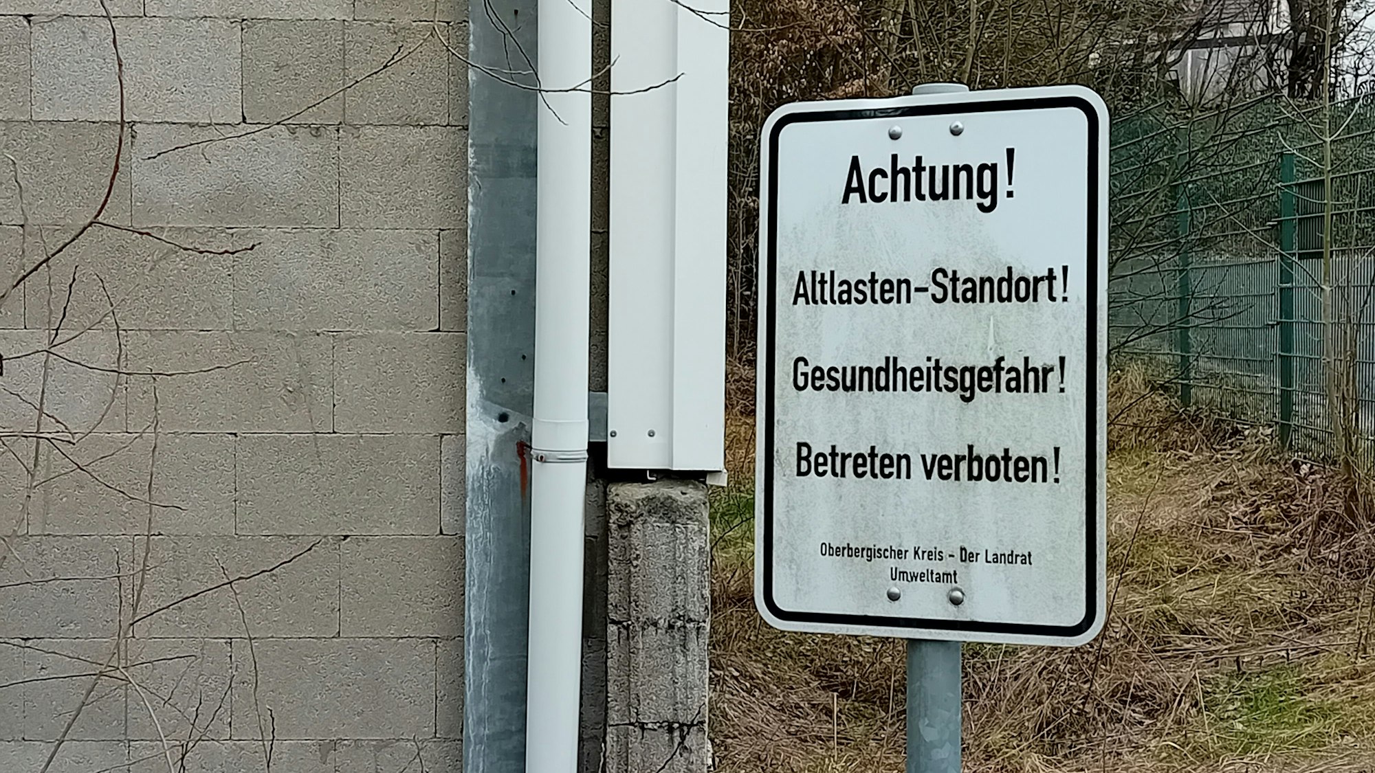 Ein Schild warnt „vor Gesundheitsgefahr!“.