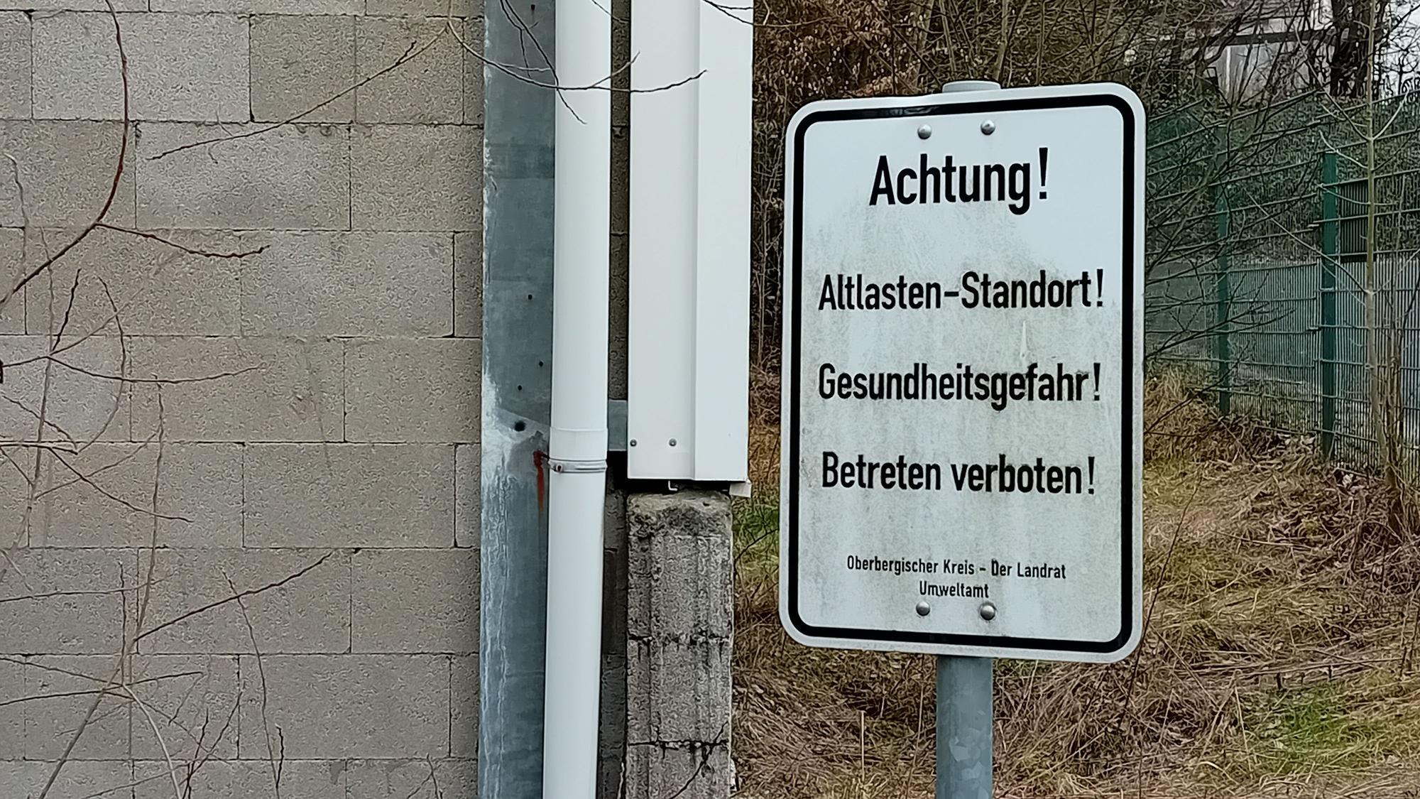 Ein Schild warnt :„Achtung! Altlastenstandort!“