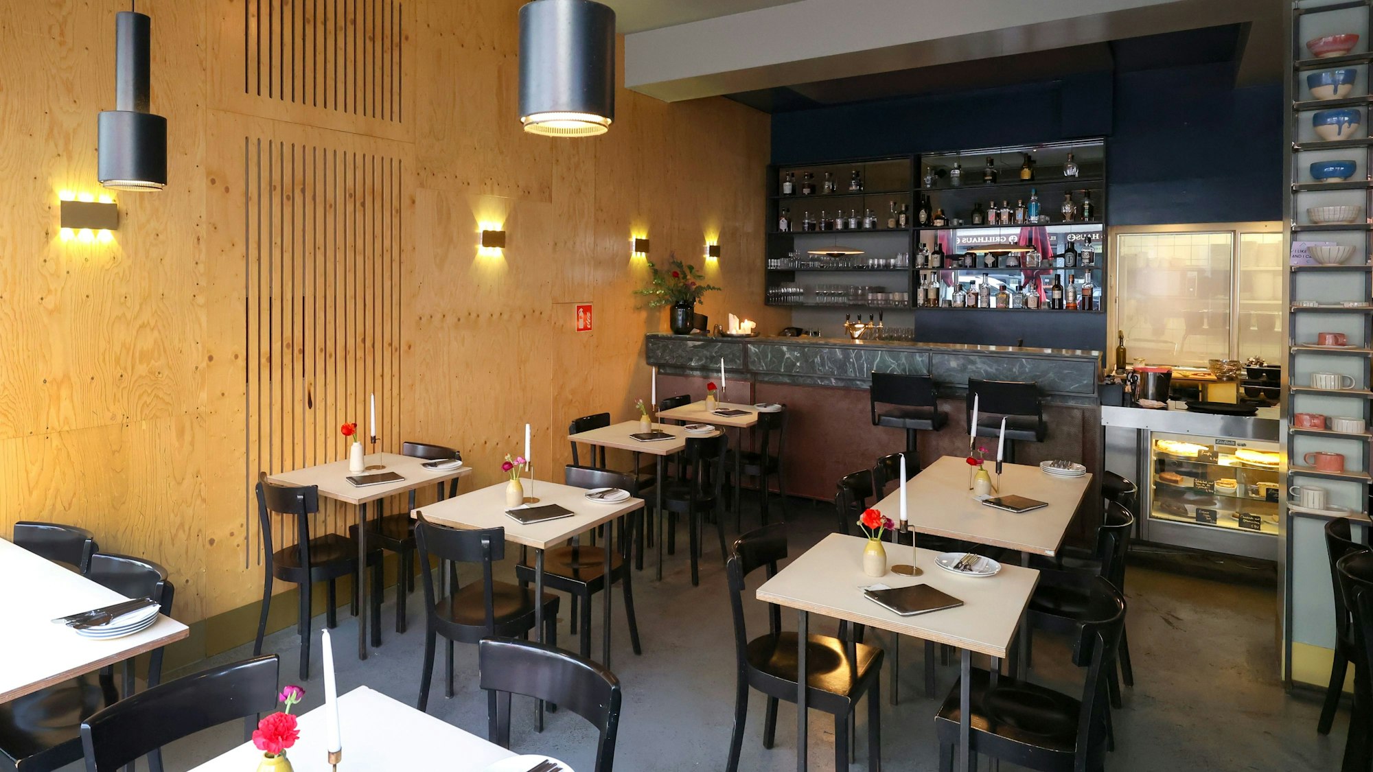 Kühl eingerichteter Innenraum im „industrial style“: Restaurant Wallczka