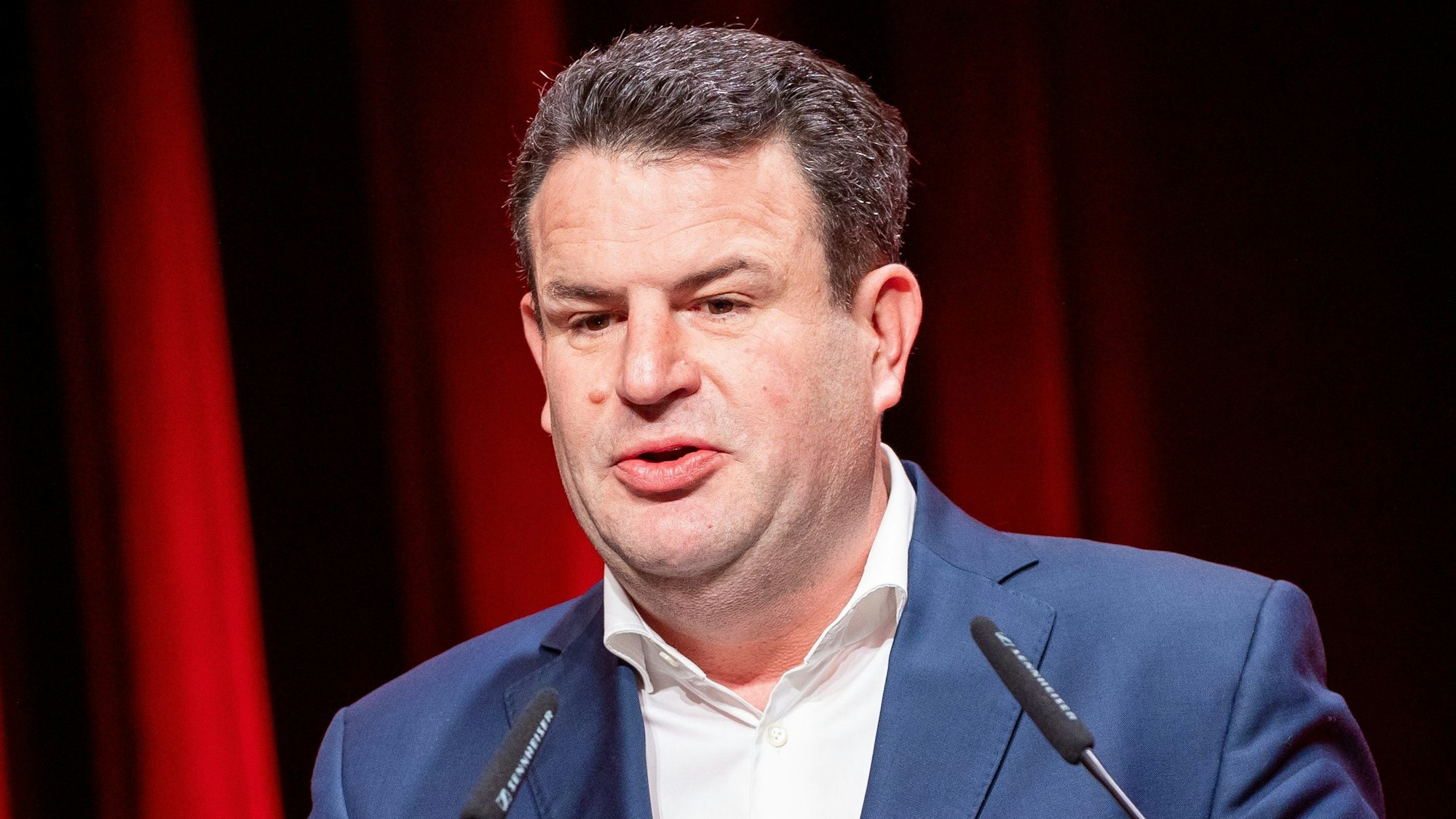 ARCHIV - 18.11.2023, Niedersachsen, Braunschweig: Hubertus Heil (SPD), Bundesminister für Arbeit und Soziales, spricht beim Bundeskongress der Jungsozialisten (Jusos).