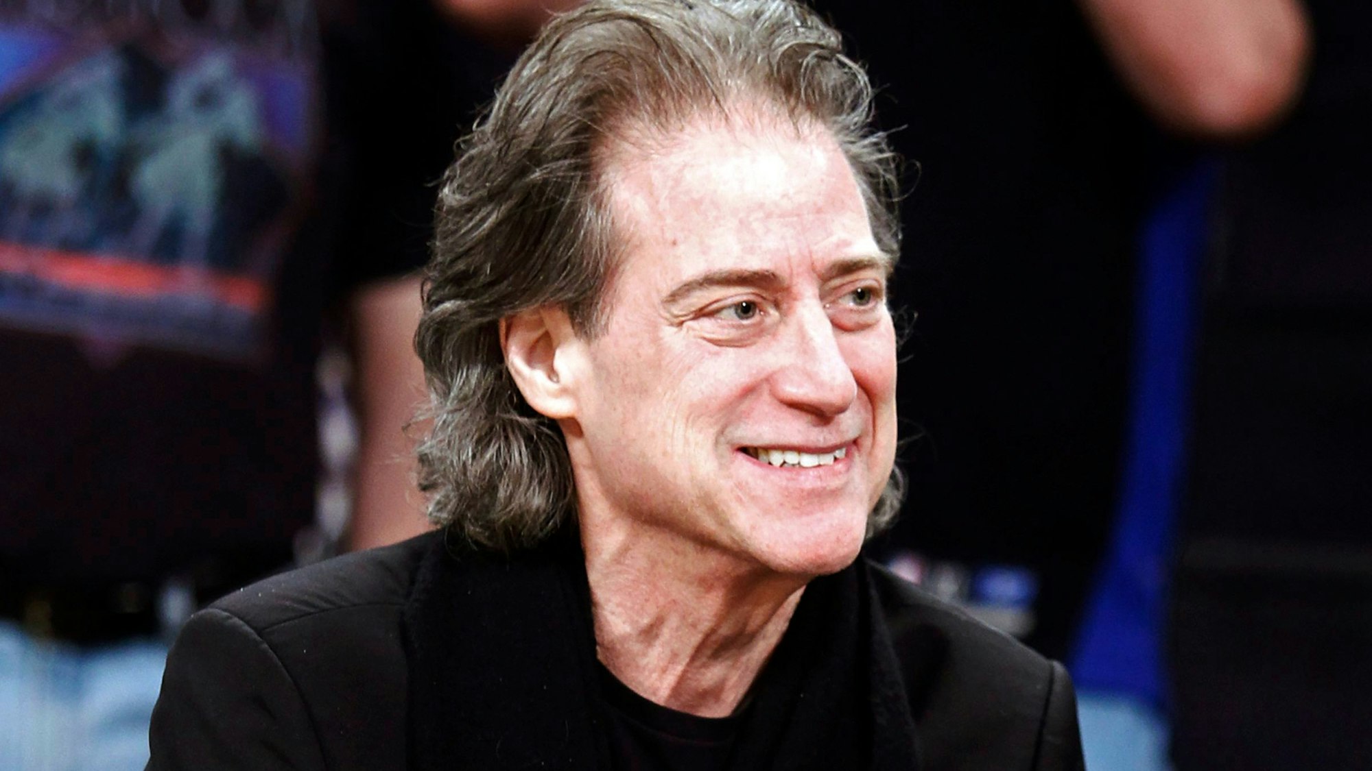 ARCHIV - 29.11.2017, USA, Los Angeles: Der Komiker Richard Lewis besucht ein NBA-Basketballspiel.