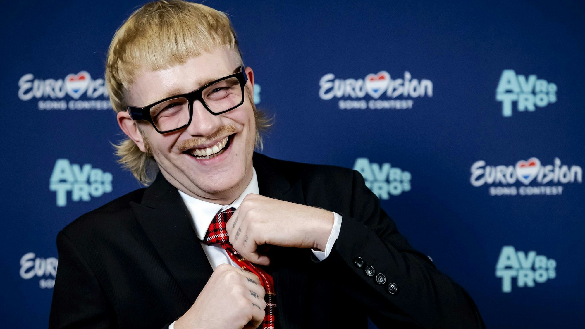 Joost Klein lacht bei einem ESC-Pressetermin.