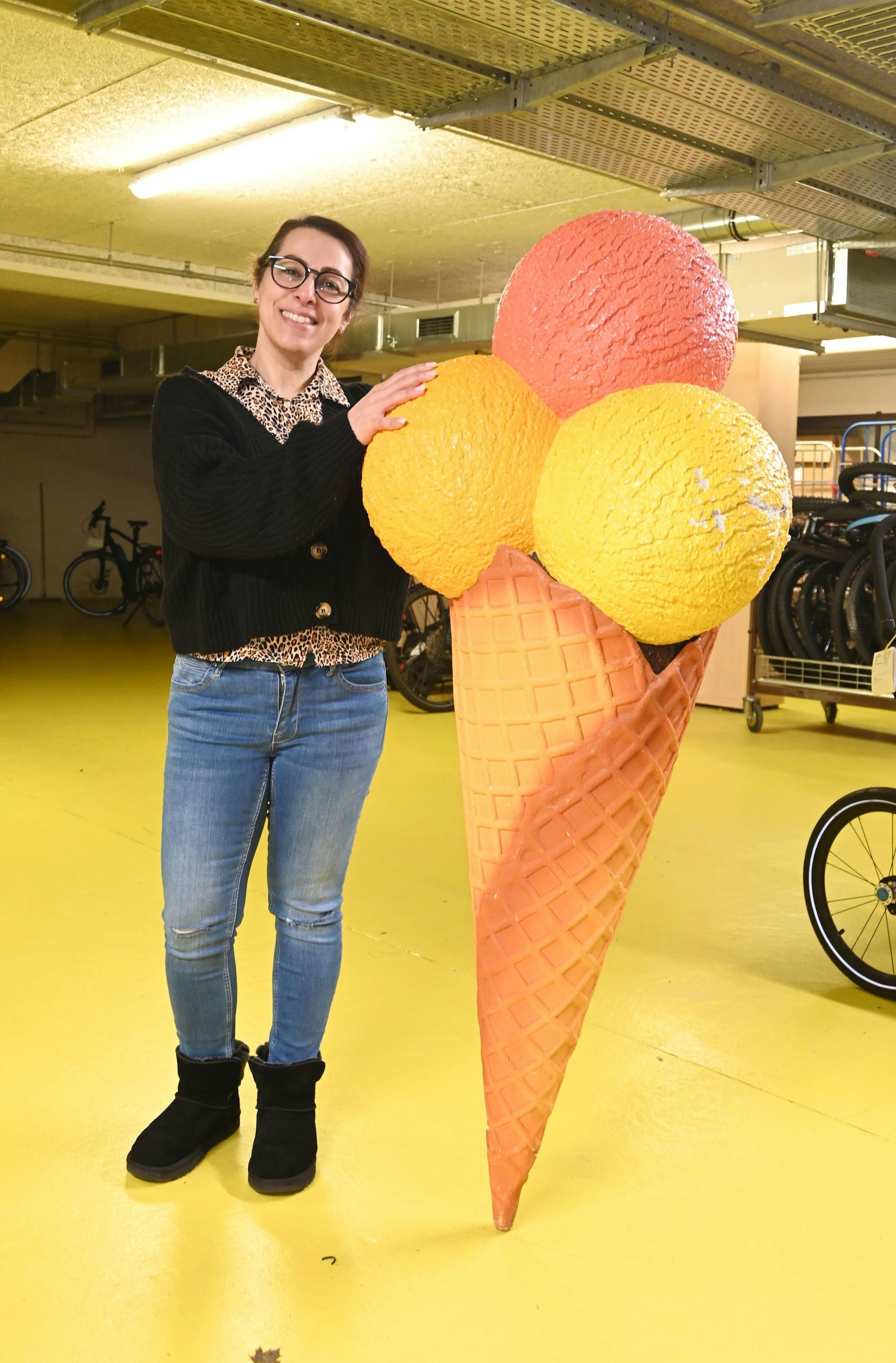 Selma Sacco neben einer lebensgroßen Eiswaffel