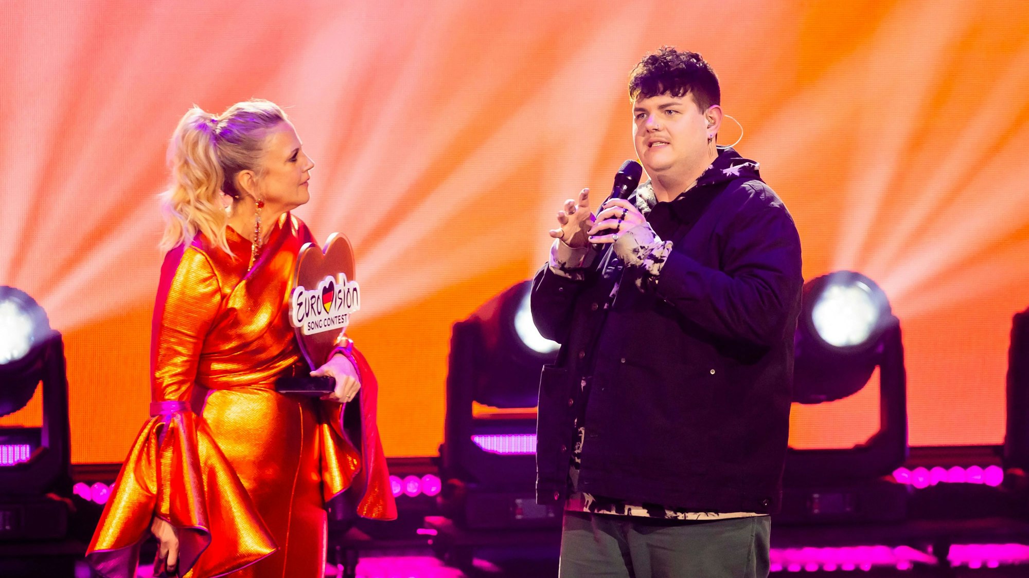 Isaak im Vorentscheid, links Barbara Schöneberger.