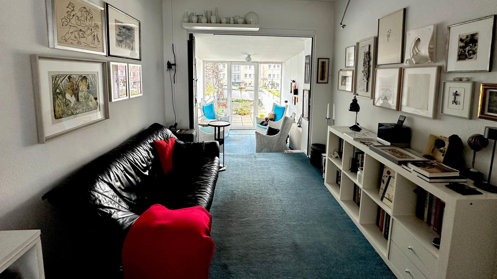 Blick in einen Wohnraum, an den sich ein Esszimmer anschließt