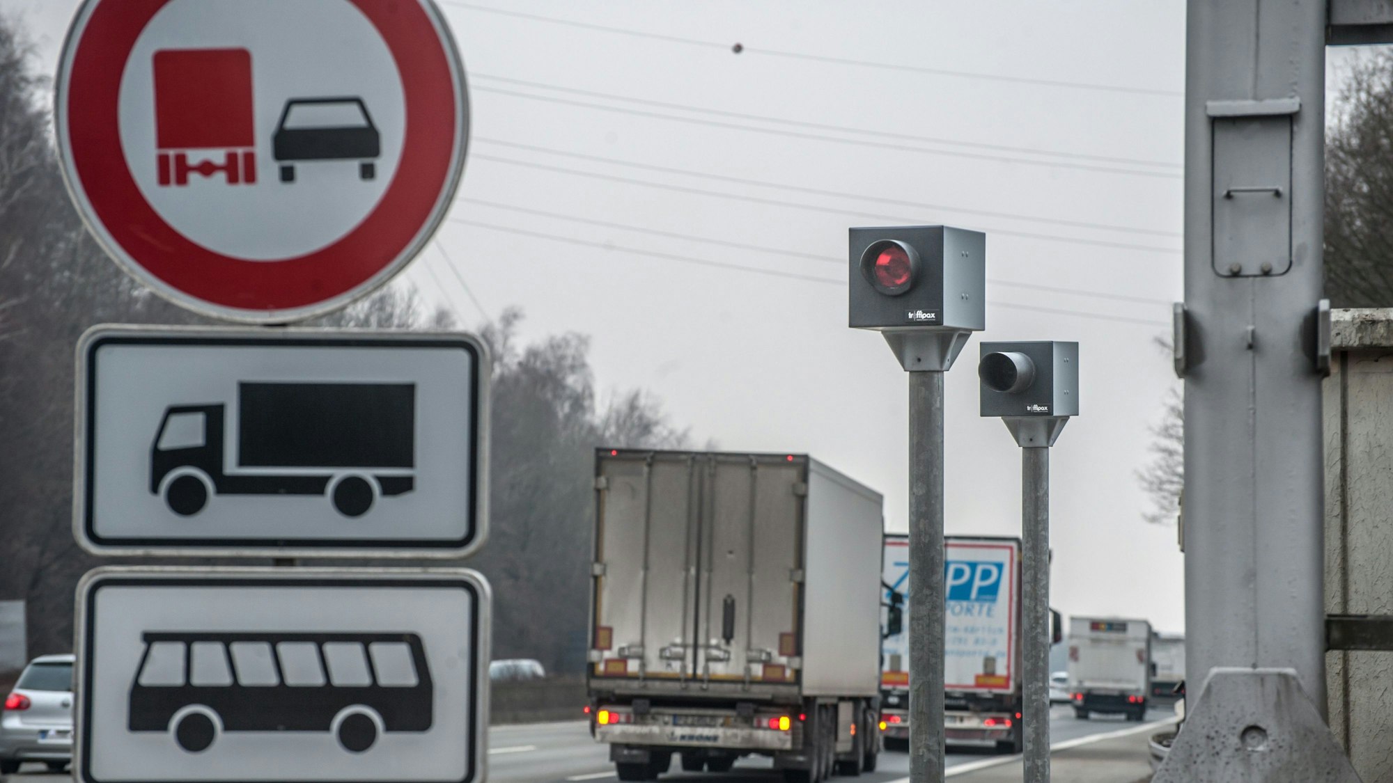 Die Geschwindigkeitsmessanlage an der A1 bei Burscheid.