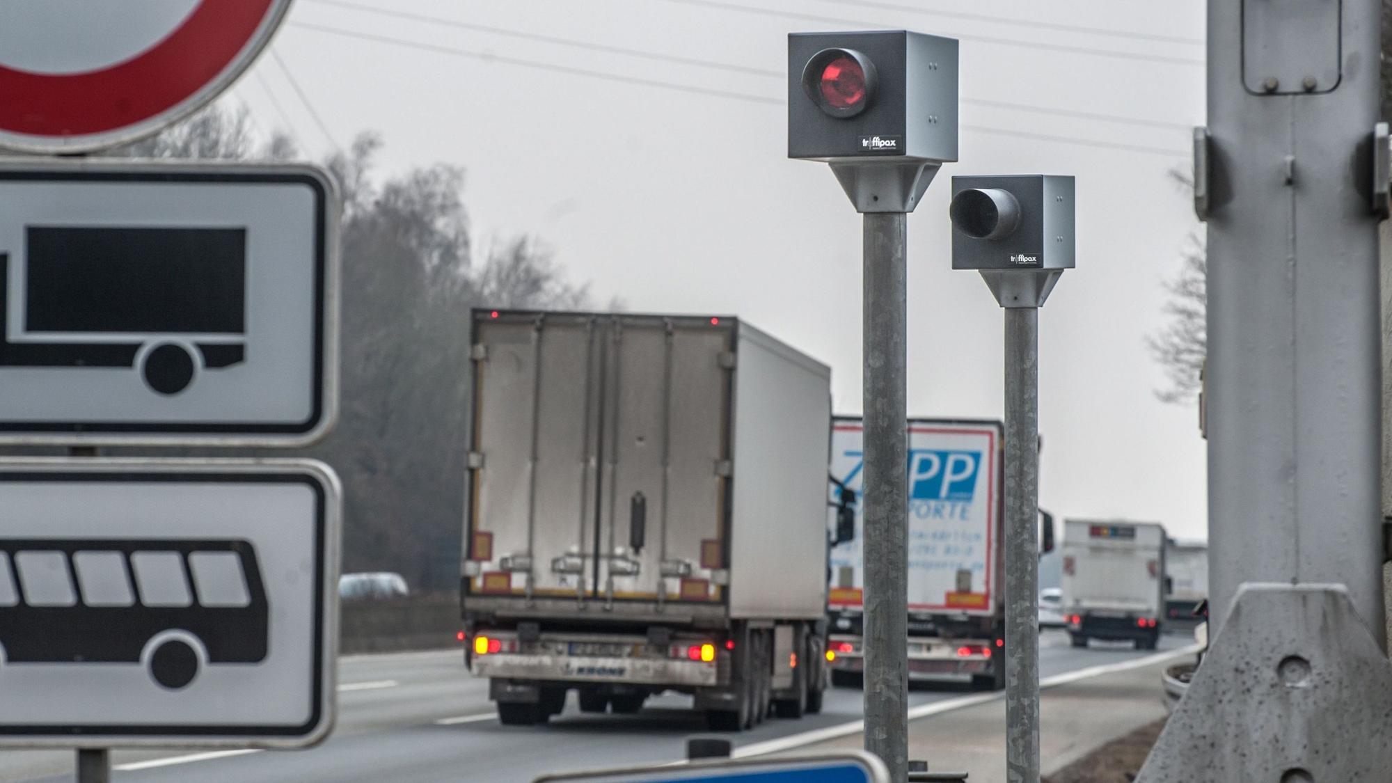 Eine Geschwindigkeitsmessanlage steht bei Burscheid an der Autobahn 1.