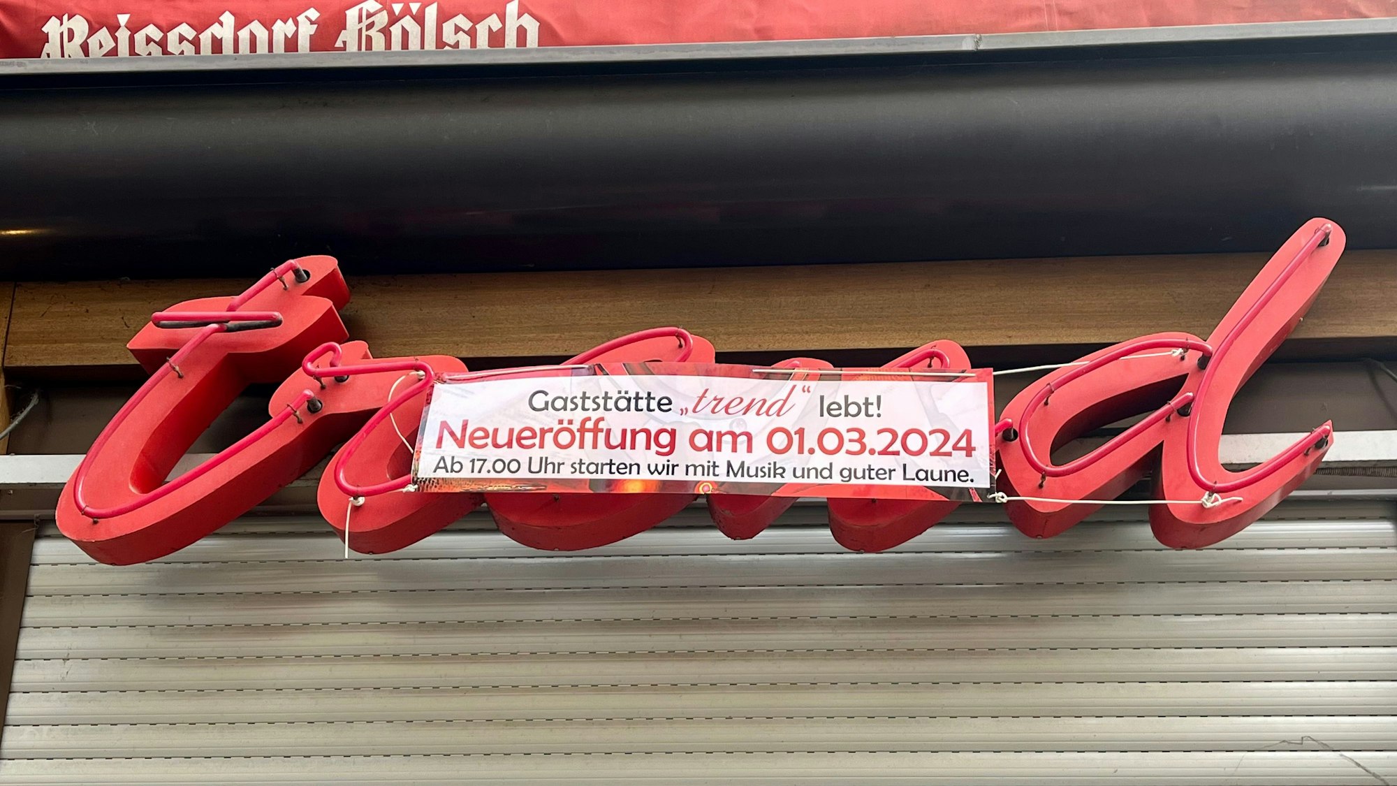 Schild über dem Eingang zur Eröffnung