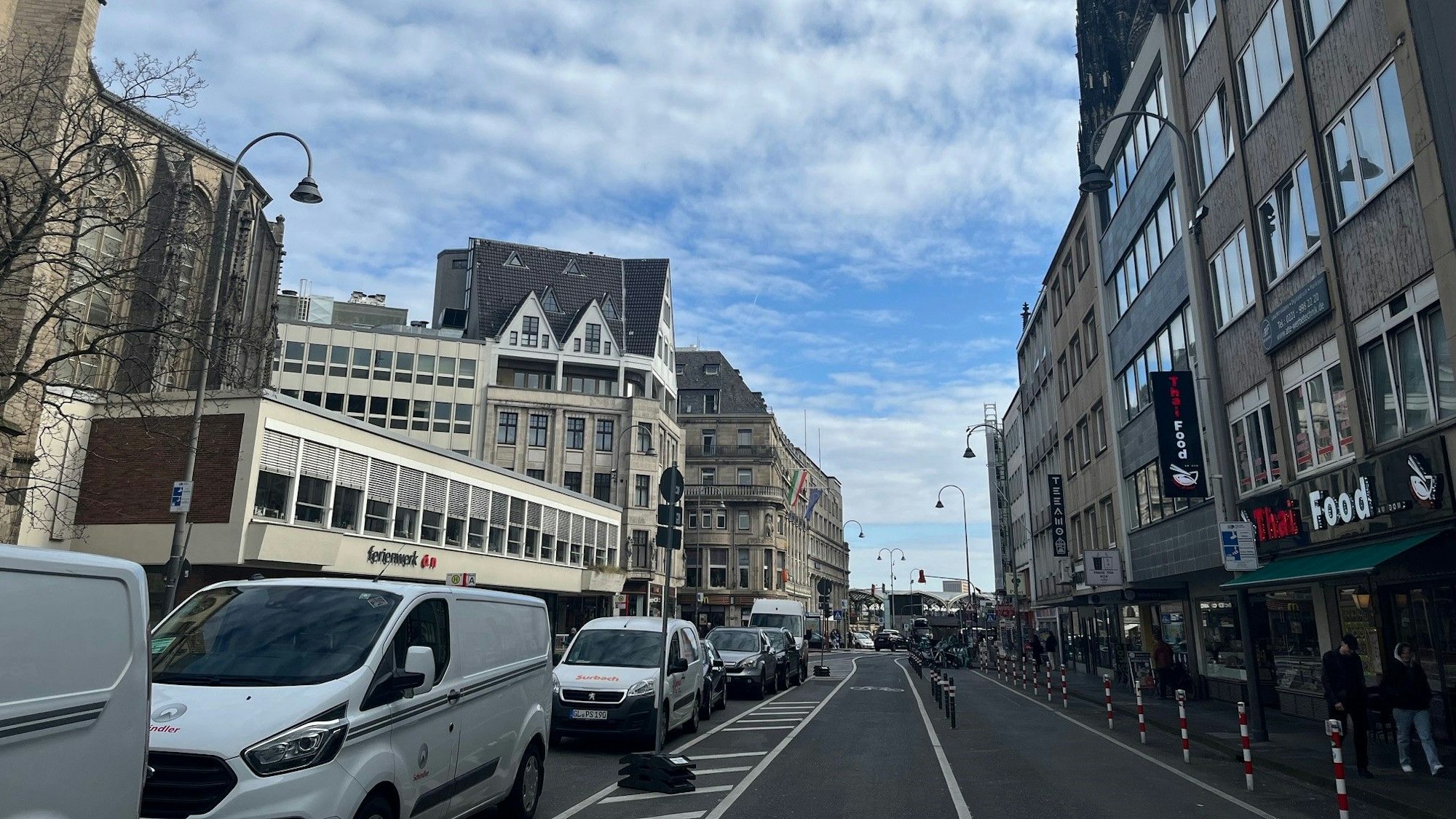 Auf der Trankgasse parken Räder, auf der Komödienstraße Autos und Lieferwagen.