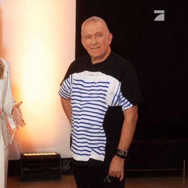 Heidi Klum und Jean-Paul Gaultier stehe nebeneinander und schauen an der Kamera vorbei.