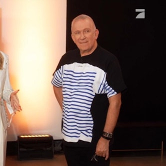 Heidi Klum und Jean-Paul Gaultier stehe nebeneinander und schauen an der Kamera vorbei.