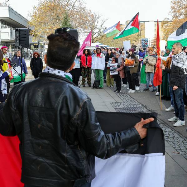 Kundgebung „Frieden für Palästina “vor dem Hauptgebäude der Universität Köln.
F