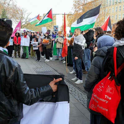 Kundgebung „Frieden für Palästina “vor dem Hauptgebäude der Universität Köln.
F