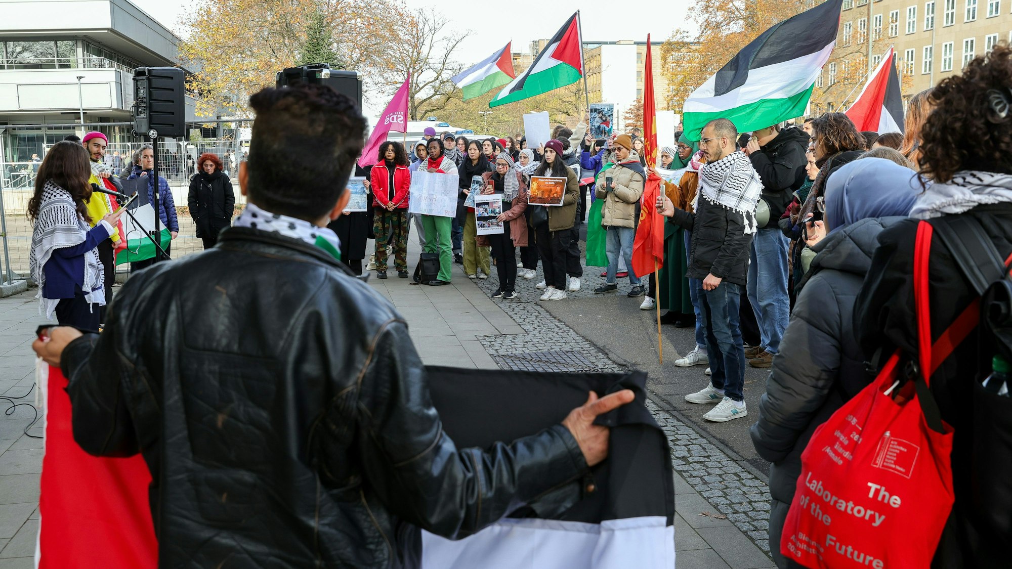 Kundgebung „Frieden für Palästina “vor dem Hauptgebäude der Universität Köln.
F