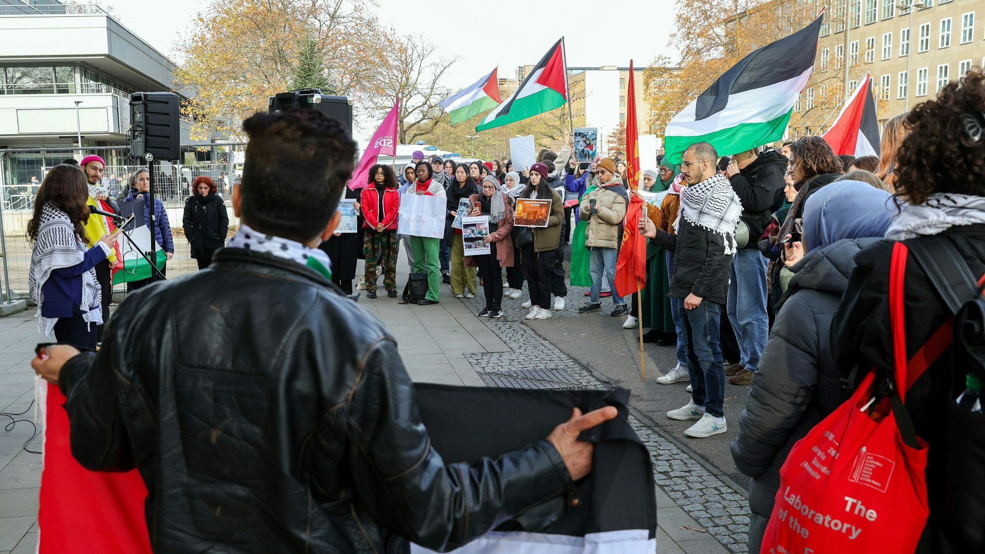 22.11.2023, Köln: Kundgebung „Frieden für Palästina“ vor dem Hauptgebäude der Universität Köln.
Foto: Michael Bause