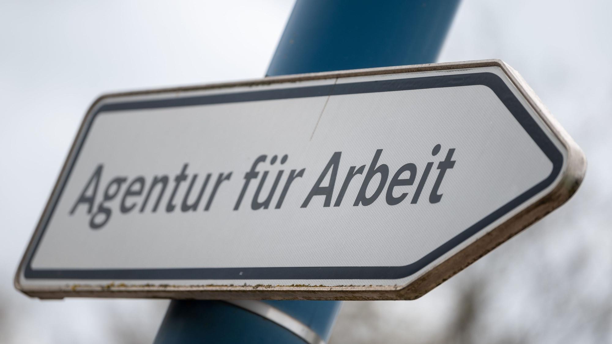 Das Bild zeigt einen Wegweiser zur Agentur für Arbeit.