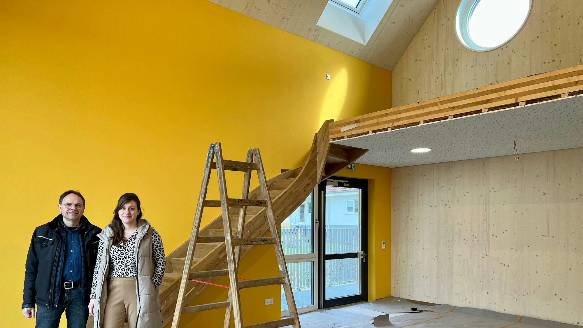 Die künftige Kita-Leiterin Tatjana Schenk und Architekt Michael Koppetsch stehen in einem der Gruppenräume.