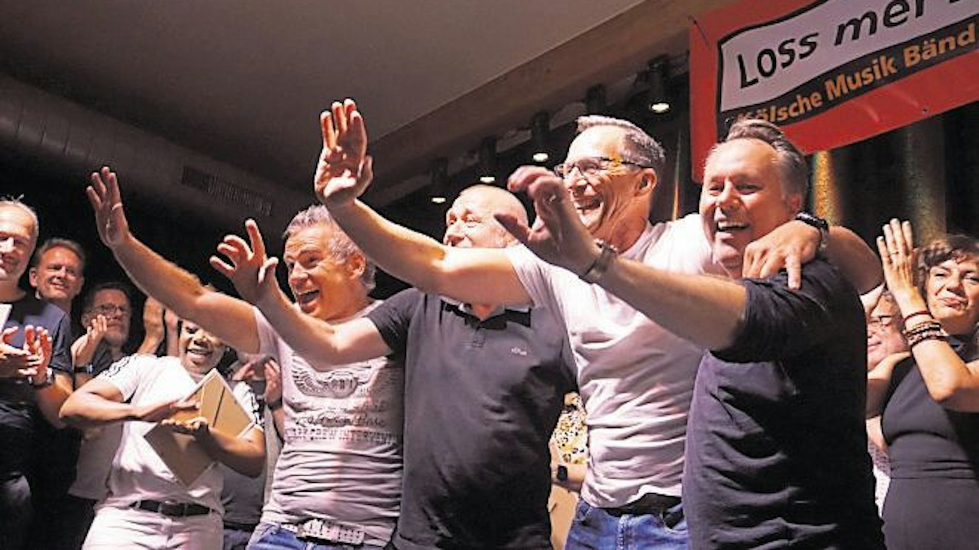 Eine Männergruppe freut sich.