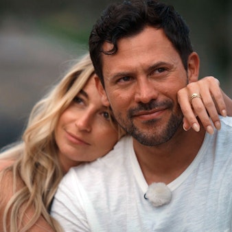 Larissa und Sebastian kuscheln. Larissa hat ihren Arm um Sebastians Schulter gelegt.