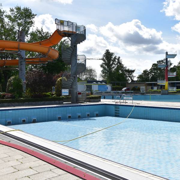 Die Becken im Freibad bleiben vorerst leer. Bis 2025 muss das Bad saniert werden.