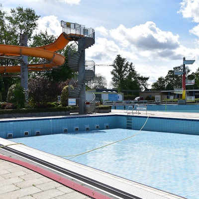 Die Becken im Freibad bleiben vorerst leer. Bis 2025 muss das Bad saniert werden.