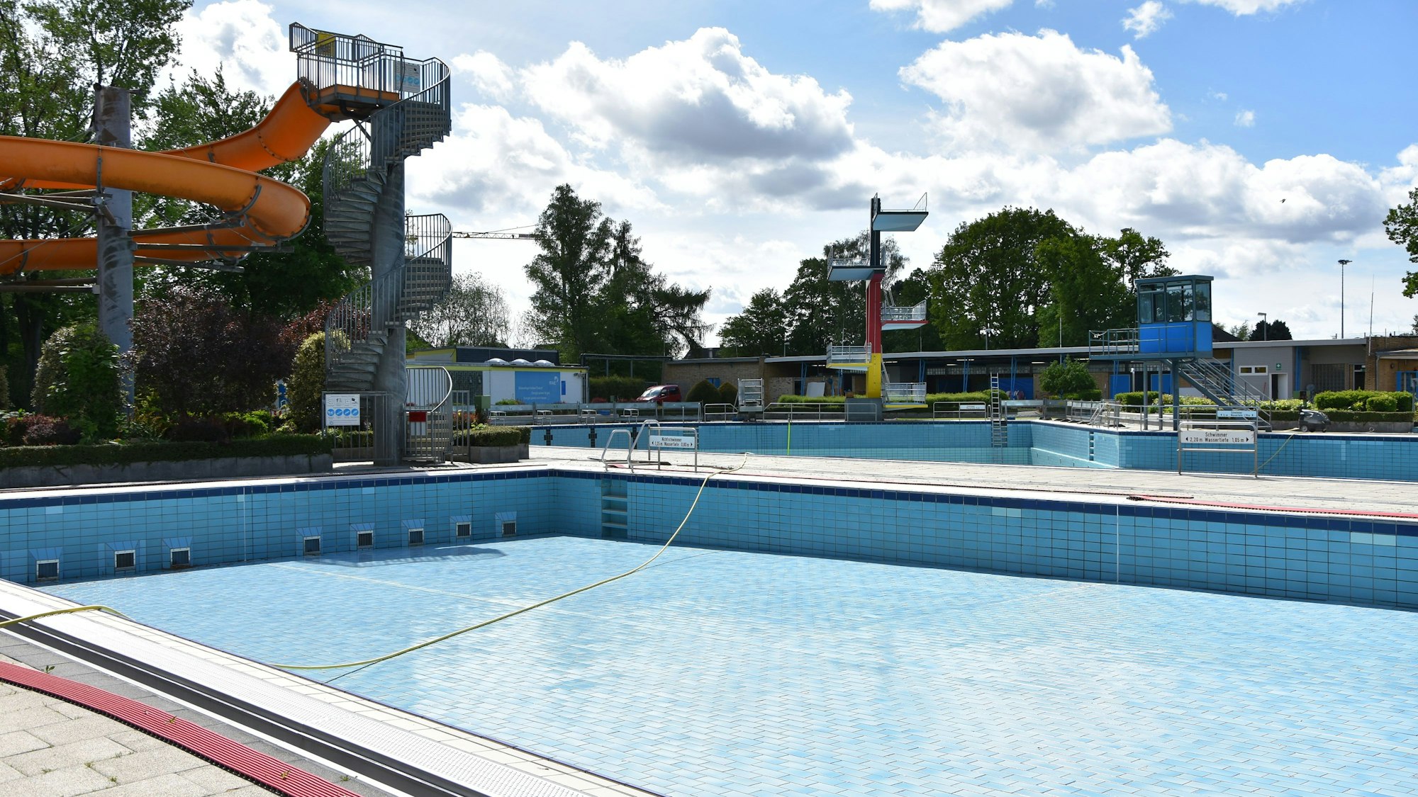 Die Becken im Freibad bleiben vorerst leer. Bis 2025 muss das Bad saniert werden.