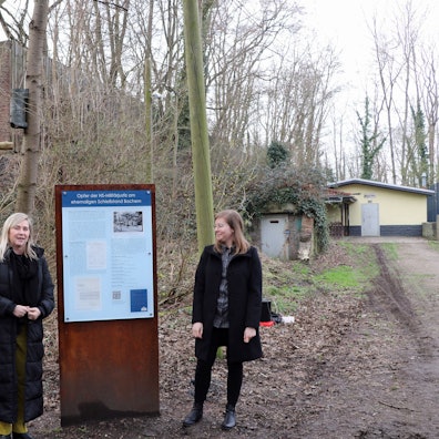 Auf dem Bild ist die Einweihung der neuen Gedenktafel zu sehen.