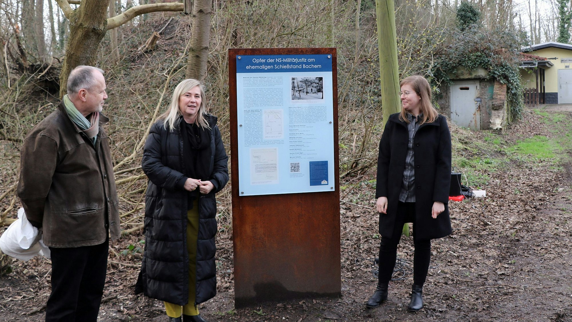Auf dem Bild ist die Einweihung der neuen Gedenktafel zu sehen.