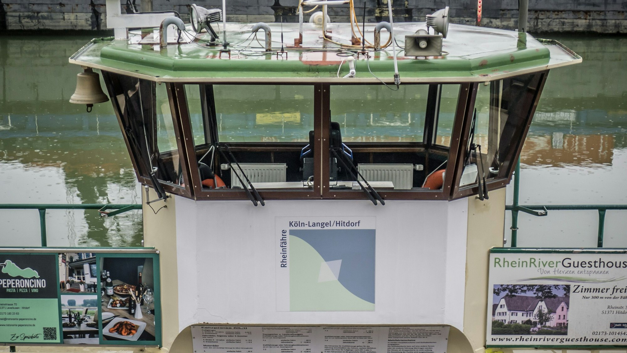 Die Hitdorfer Fähre Fritz Middelanis im Hafen in Köln-Niehl.