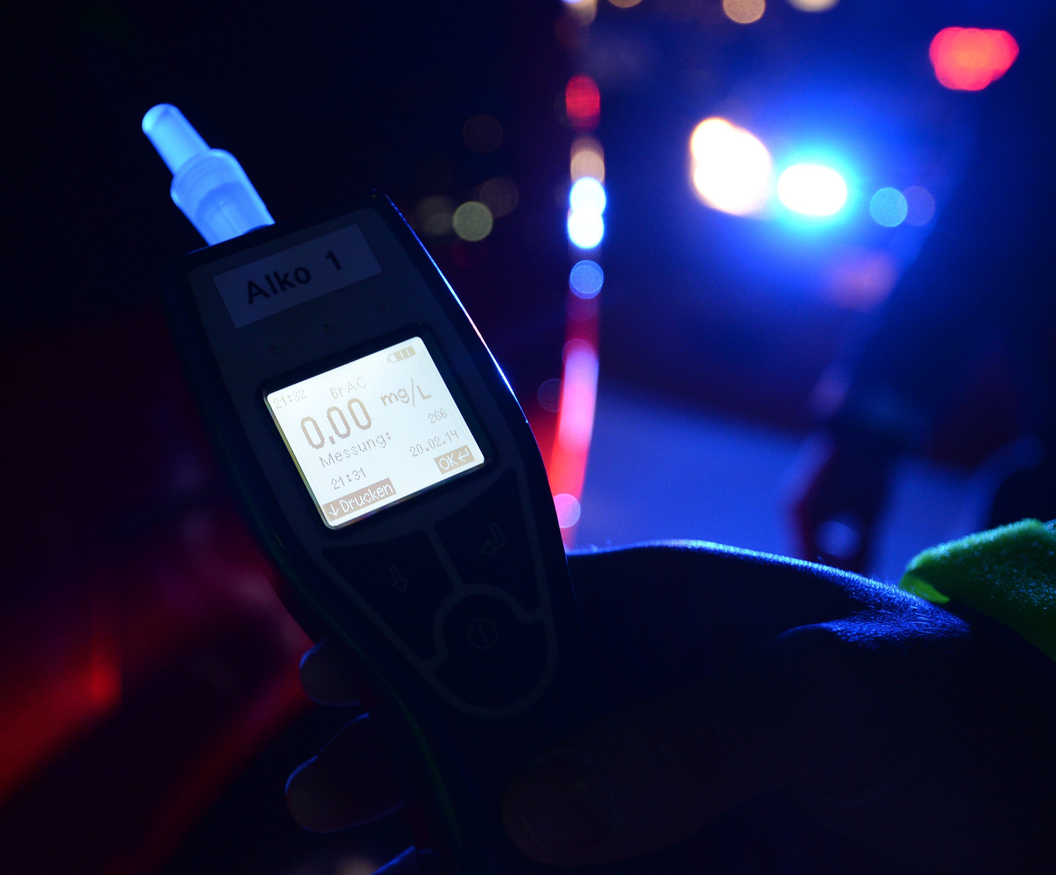 ARCHIV - 19.02.2014, Baden-Württemberg, Freiburg: Ein Gerät der Polizei zur Messung des Atemalkoholwertes.