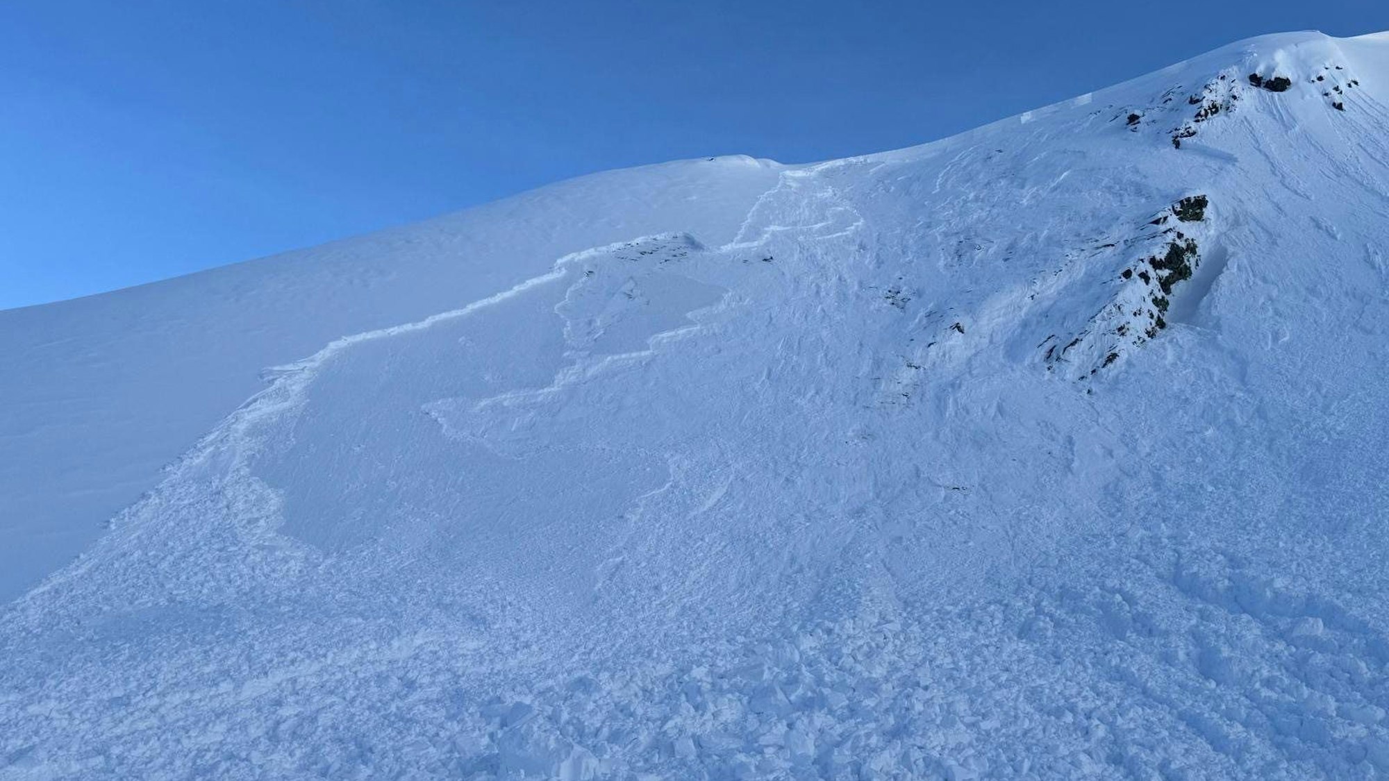 HANDOUT - 28.02.2024, Italien, Ratschings: Eine Lawine ist in der Nähe von Ratschings abgegangen. Eine deutsche Gruppe wurde von einer Lawine erfasst.