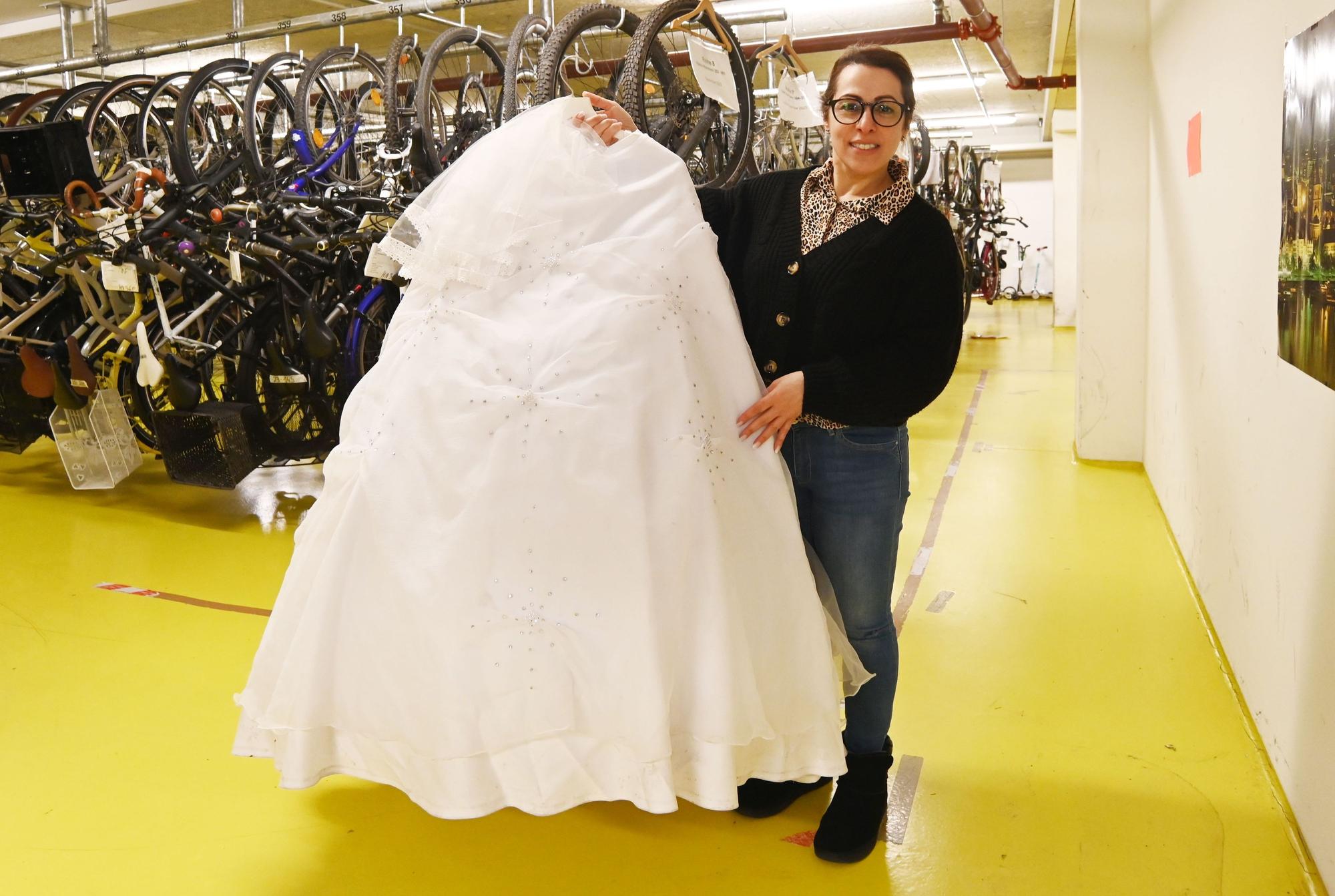 Selma Sacco neben dem Brautkleid