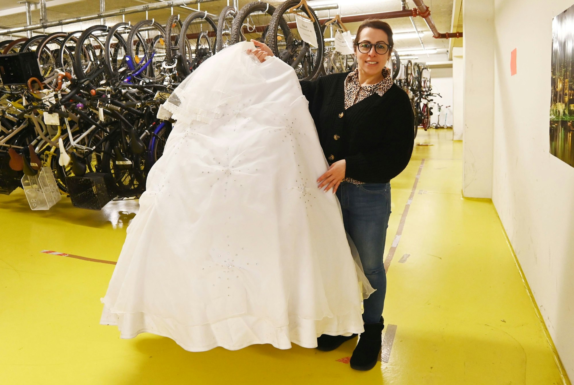 Selma Sacco neben dem Brautkleid