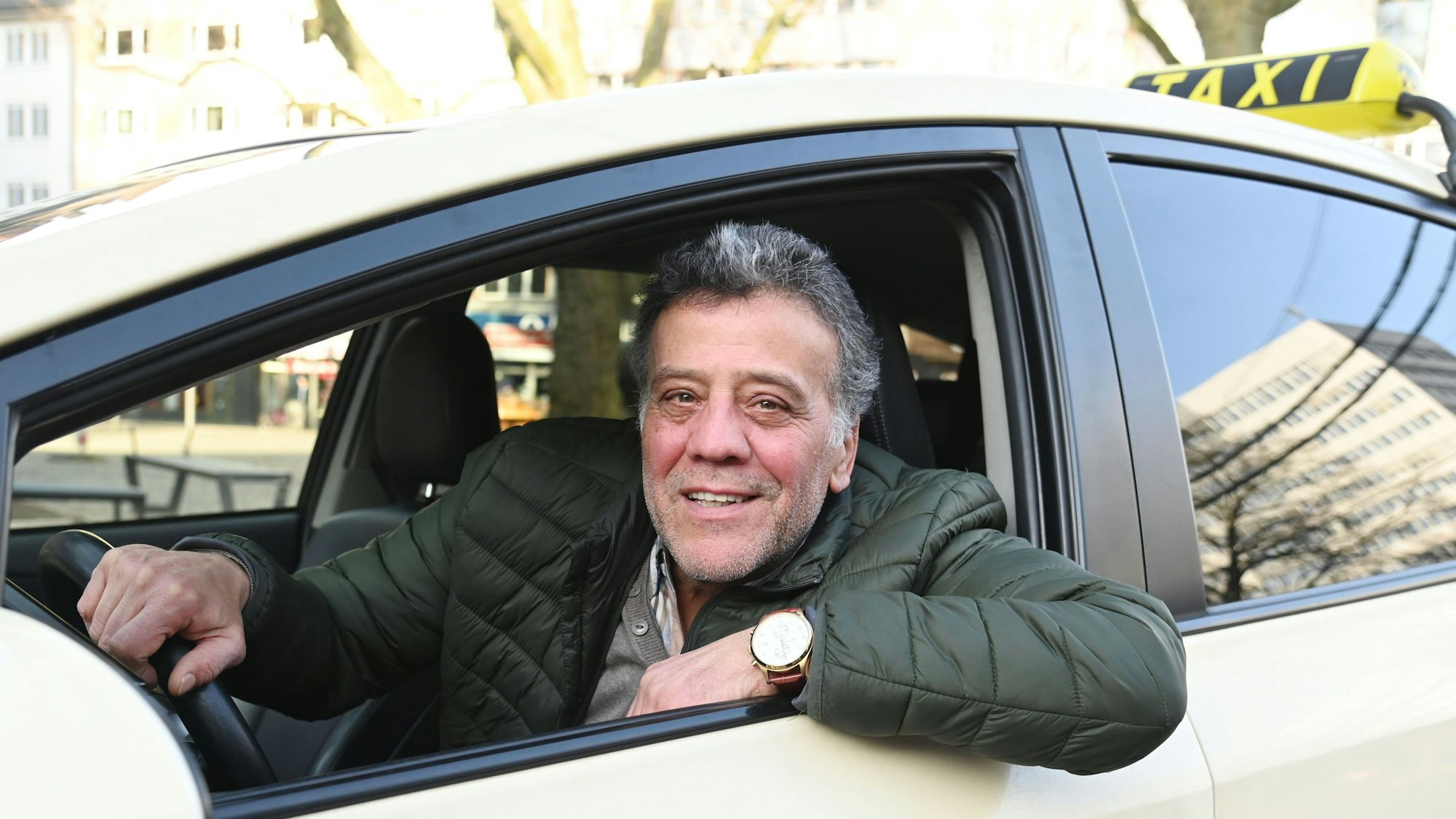 Reza Mohammadi ist Taxifahrer und blickt aus seinem Auto auf die Straße.