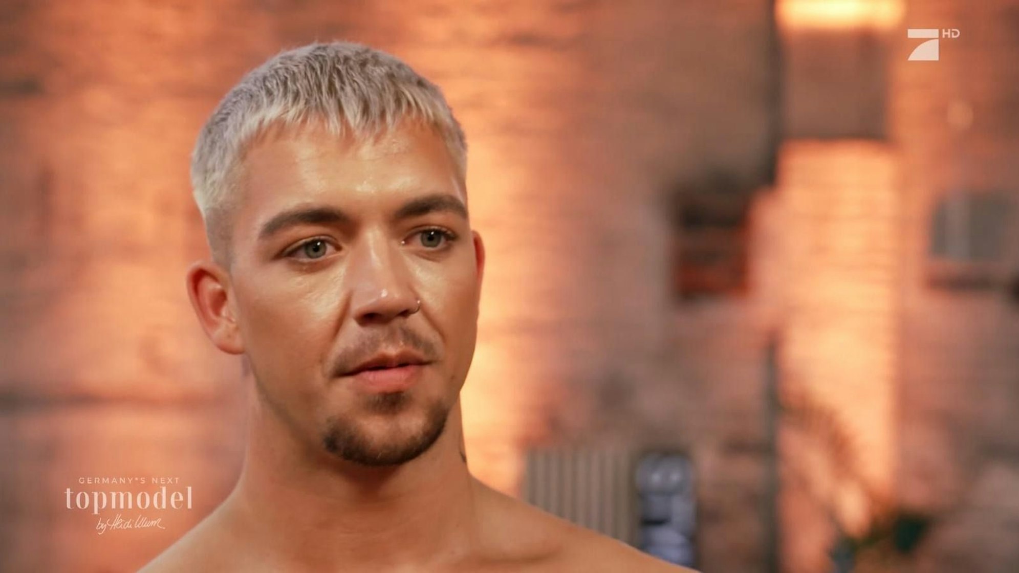 Model Lucas schaut an der Kamera vorbei