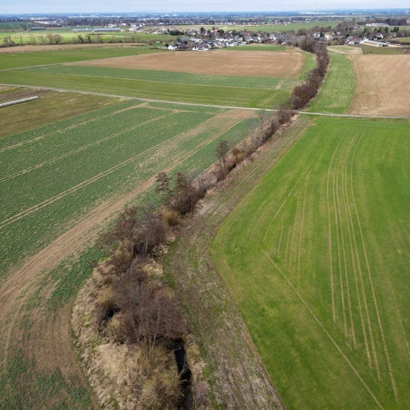 Das Bild zeigt den Ort, an dem der Erftverband vor Schweinheim ein Hochwasserrückhaltebecken errichten will. Es ist eine Aufnahme aus der Luft und zeigt eine Grünfläche.
