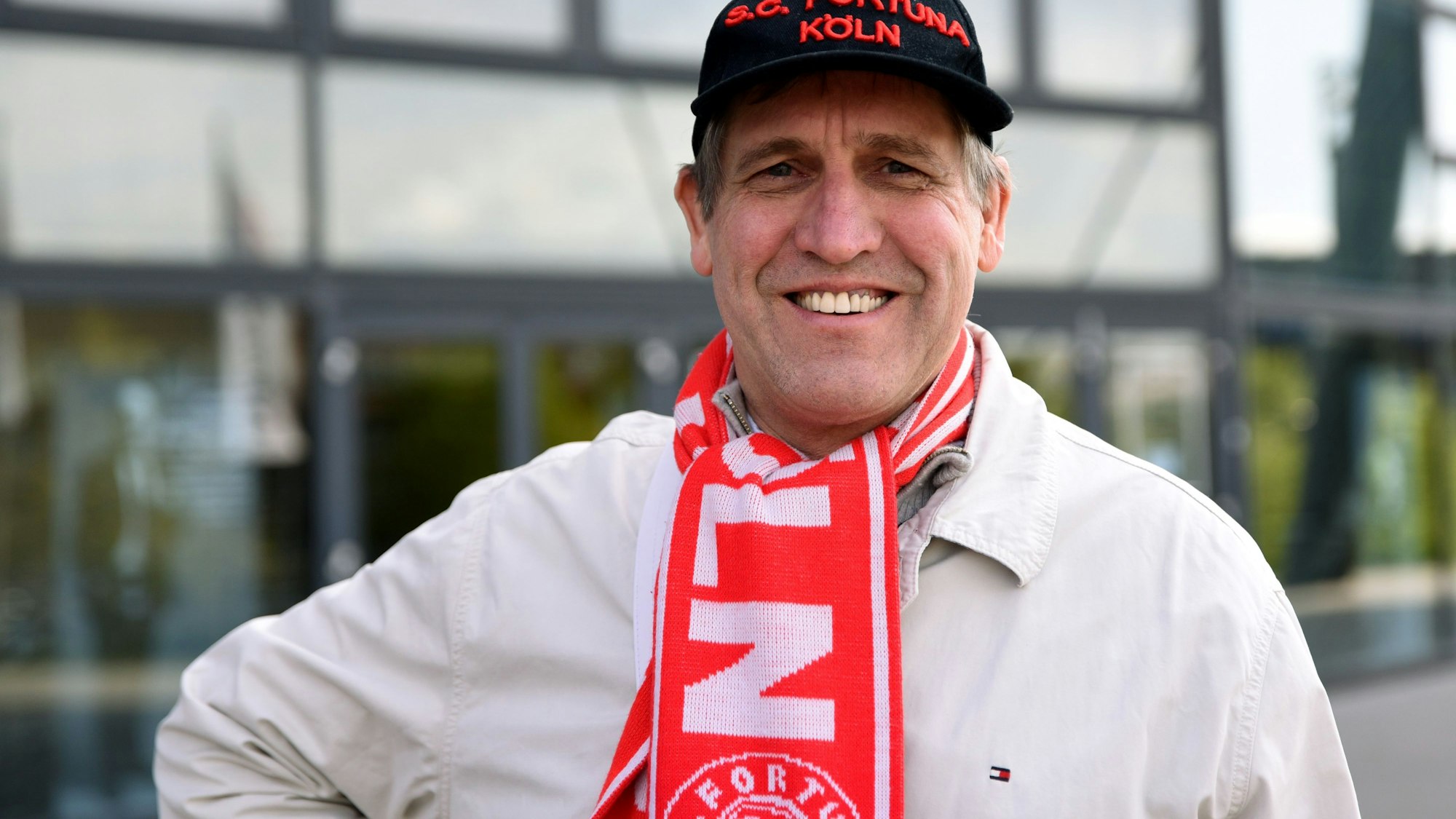 Der Kölner Künstler Cornel Wachter bei einer Fotoausstellung in der Lanxessarena, Porträt vor der Arena