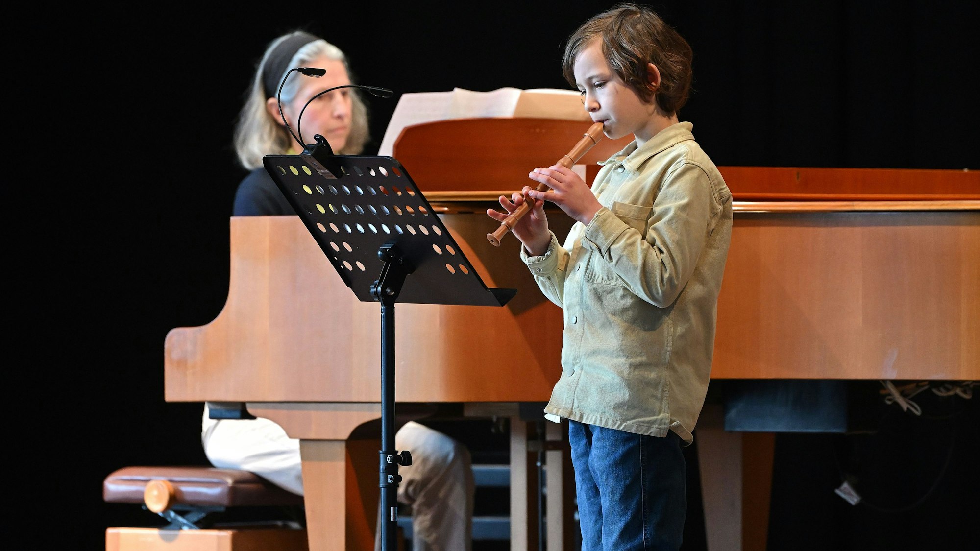 Michael Ulrich spielt auf der Blockflöte und wird am Flügel begleitet.