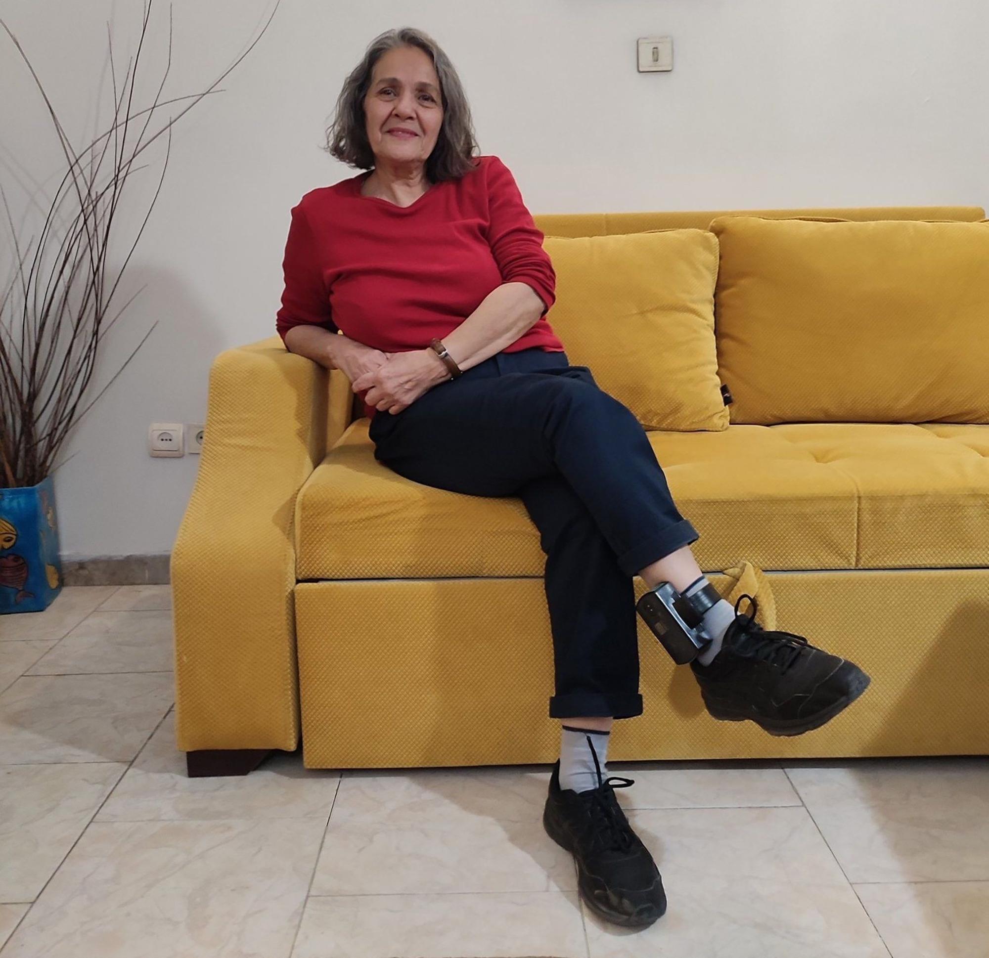 Die Deutsch-Iranerin Nahid Taghavi mit Fußfessel nach ihrer vorübergehenden Freilassung aus dem berüchtigten Evin-Gefängnis in Teheran am 9. Januar.