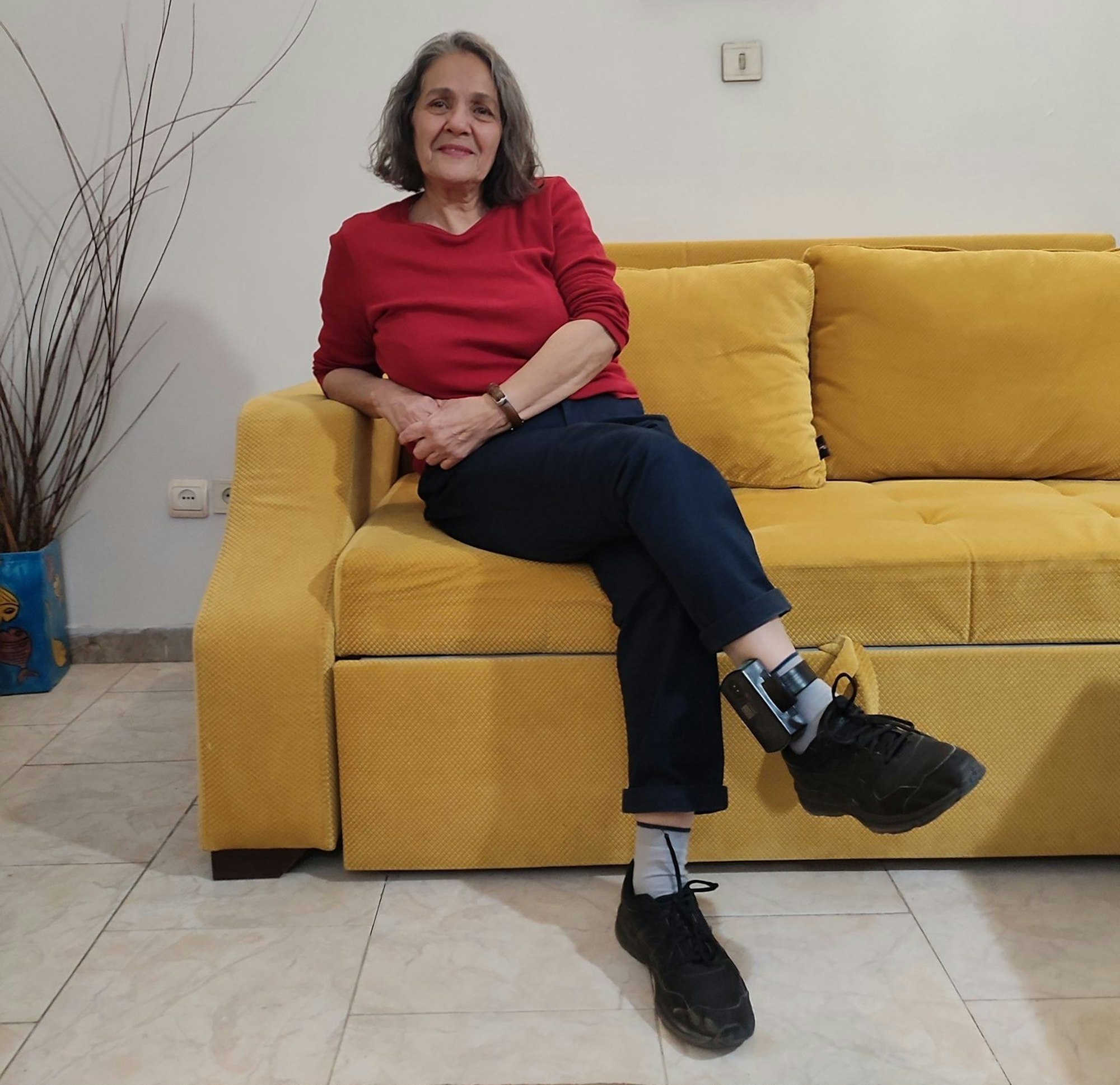 Die Deutsch-Iranerin Nahid Taghavi mit Fußfessel nach ihrer vorübergehenden Freilassung aus dem berüchtigten Evin-Gefängnis in Teheran am 9. Januar.